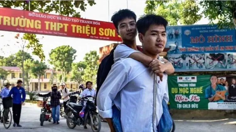 Cái kết đẹp của chàng trai suốt 10 năm cõng bạn đến trường...