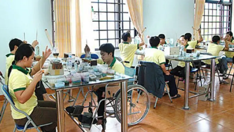Các em khuyết tật trong một cơ sở bảo trợ xã hội