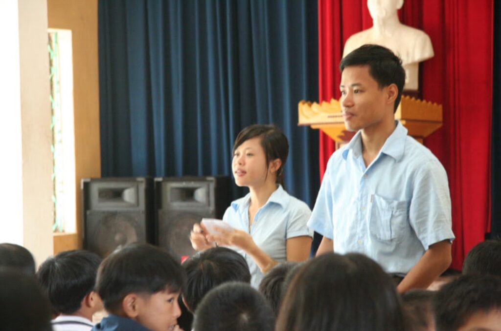 Tôi và bạn Trần Mai Anh năm 2006 - Nhóm tình nguyện Những Ước Mơ Xanh Hà Nội công bố chương trình nhận em nuôi, tại Trung tâm bảo trợ số 4 Hà Nội