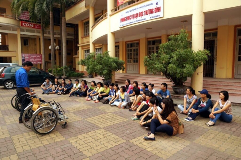 Tôi tham gia một lớp giới thiệu về xe lăn, cách sử dụng xe lăn, hỗ trợ người khuyết tật sử dụng xe lăn, cho các bạn sinh viên khoa CTXH trường ĐH KH và NV Hà Nội, năm 2017